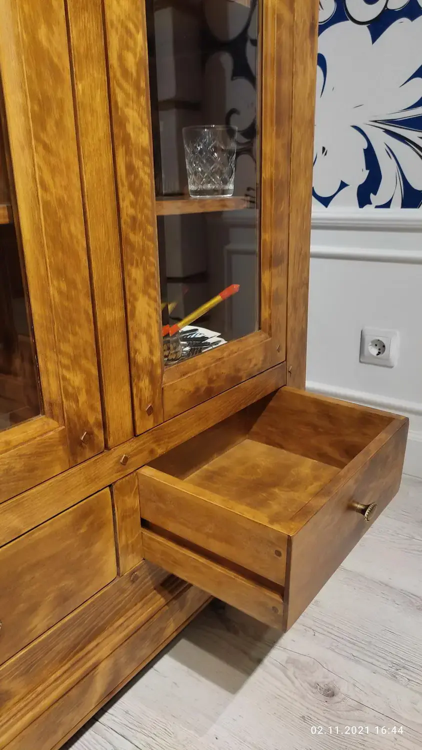 Шкаф с 2 ящиками дуб Луи Филипп с витриной ОВ 03