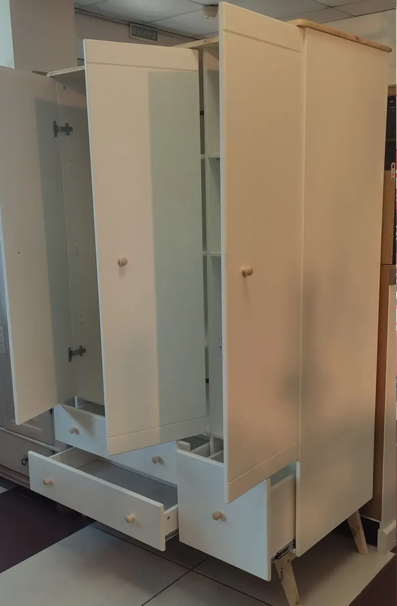 Шкаф детский с 3 ящиками массив сосны ТК №4 3-ств.