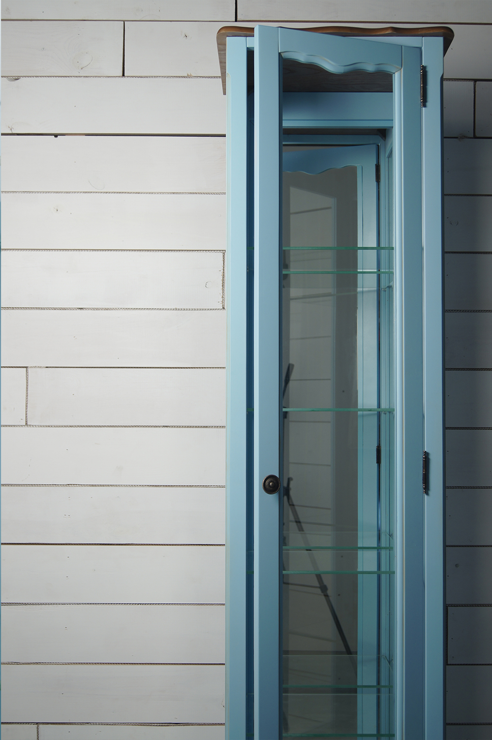 Шкаф "Leontina Blue" для посуды узкий/высокий