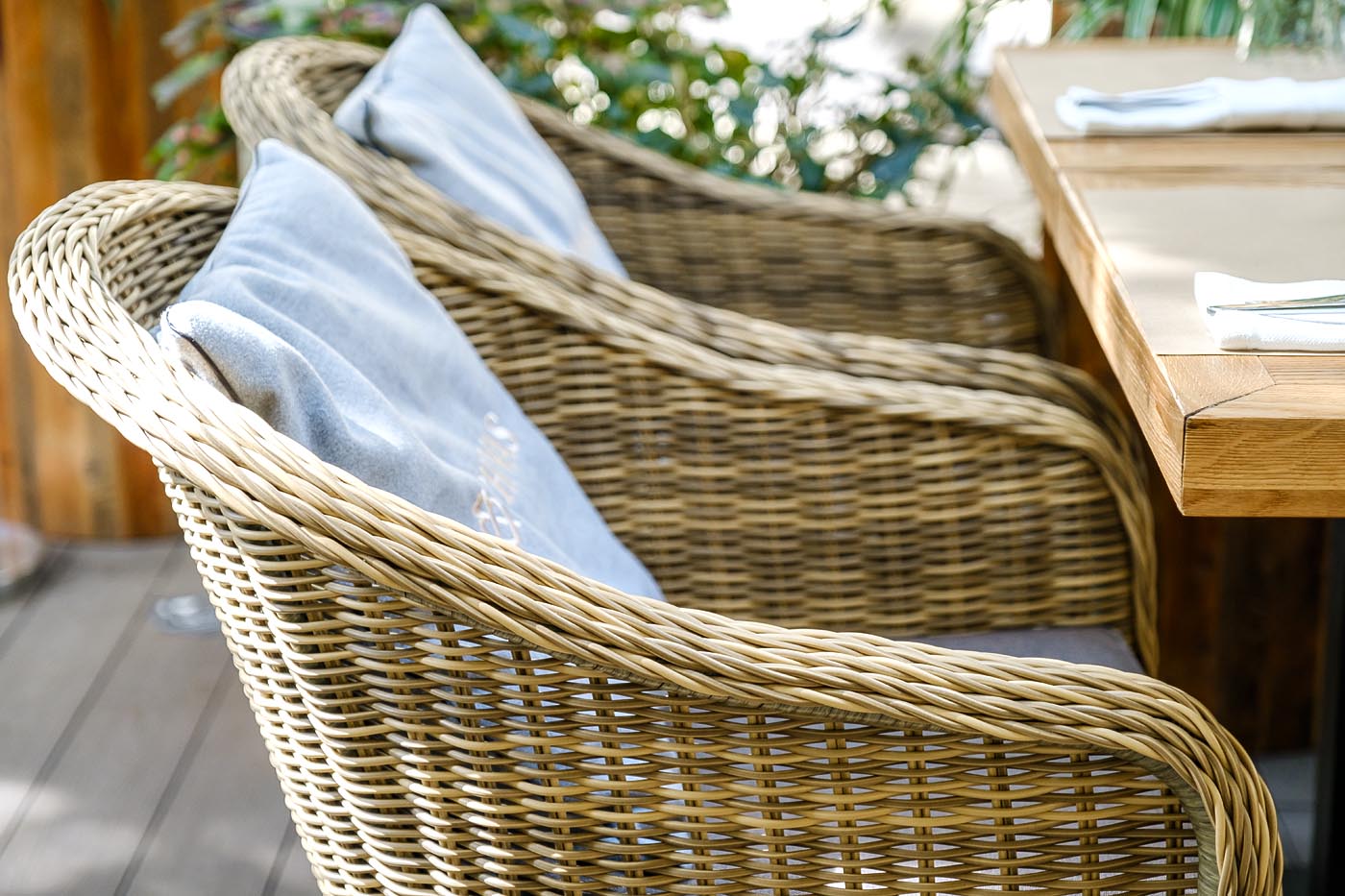 "Равенс" плетеное кресло из искусственного ротанга, цвет соломенный с серой подушкой